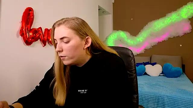 Discover our girls online shows and discover the company of countless livestreamers, with stunning shapes, sex toys and more.