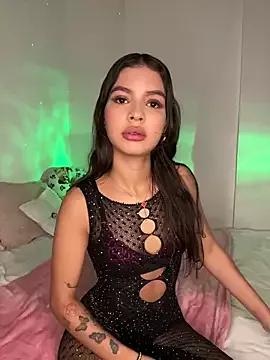 Discover our girls online shows and discover the company of countless livestreamers, with stunning shapes, sex toys and more.