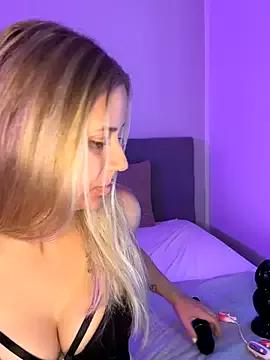 Discover our girls online shows and discover the company of countless livestreamers, with stunning shapes, sex toys and more.