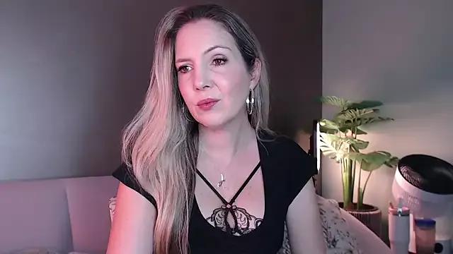 Discover our girls online shows and discover the company of countless livestreamers, with stunning shapes, sex toys and more.