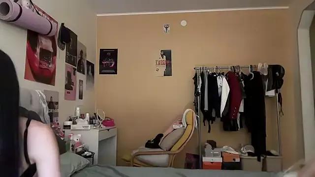 Discover our girls online shows and discover the company of countless livestreamers, with stunning shapes, sex toys and more.