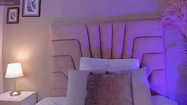 Discover our girls online shows and discover the company of countless livestreamers, with stunning shapes, sex toys and more.