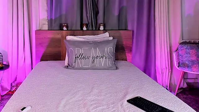 Discover our girls online shows and discover the company of countless livestreamers, with stunning shapes, sex toys and more.