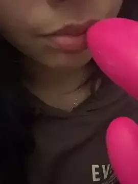 Discover our girls online shows and discover the company of countless livestreamers, with stunning shapes, sex toys and more.