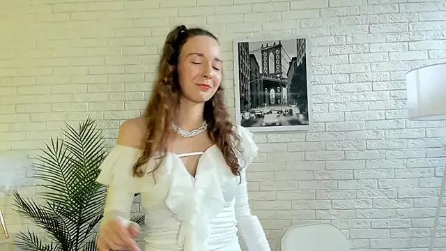 Discover our girls online shows and discover the company of countless livestreamers, with stunning shapes, sex toys and more.