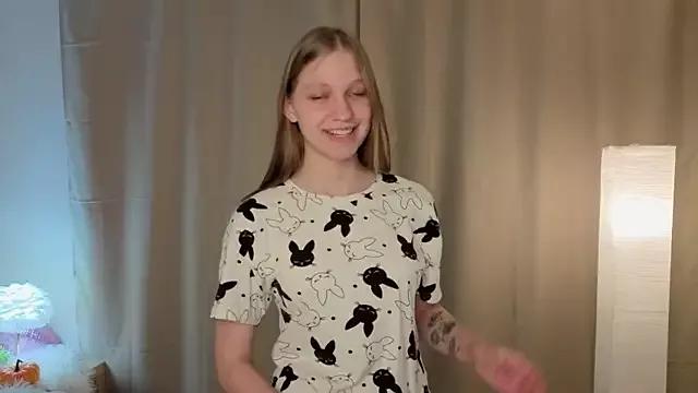 Discover our girls online shows and discover the company of countless livestreamers, with stunning shapes, sex toys and more.