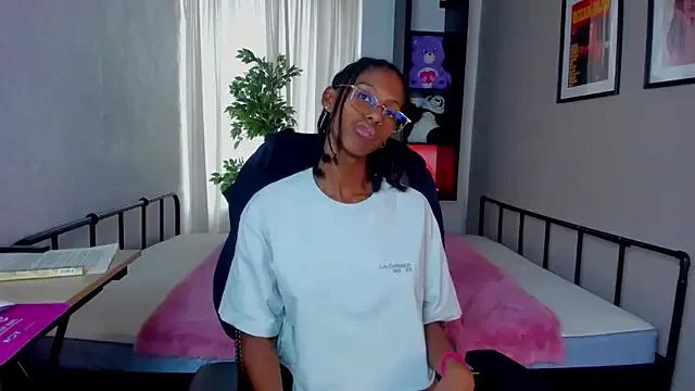 Discover our girls online shows and discover the company of countless livestreamers, with stunning shapes, sex toys and more.