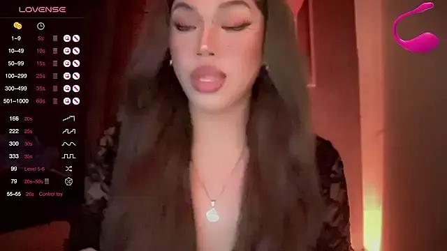 Discover our girls online shows and discover the company of countless livestreamers, with stunning shapes, sex toys and more.
