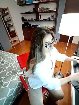 Discover our girls online shows and discover the company of countless livestreamers, with stunning shapes, sex toys and more.