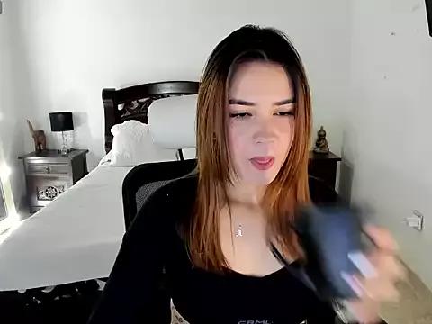 Discover our girls online shows and discover the company of countless livestreamers, with stunning shapes, sex toys and more.