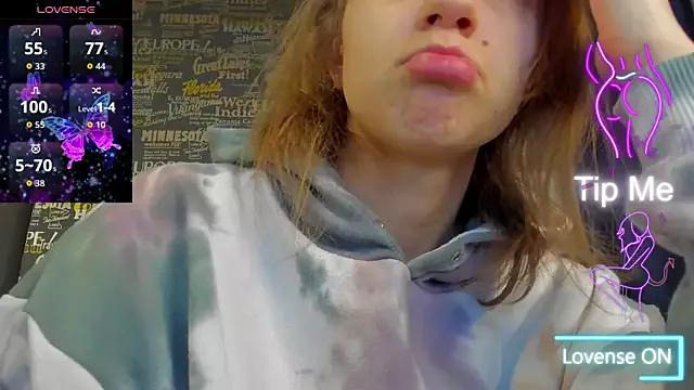 Discover our girls online shows and discover the company of countless livestreamers, with stunning shapes, sex toys and more.