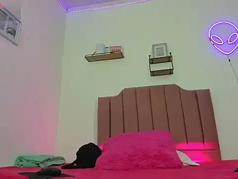 Discover our girls online shows and discover the company of countless livestreamers, with stunning shapes, sex toys and more.