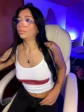 Discover our girls online shows and discover the company of countless livestreamers, with stunning shapes, sex toys and more.