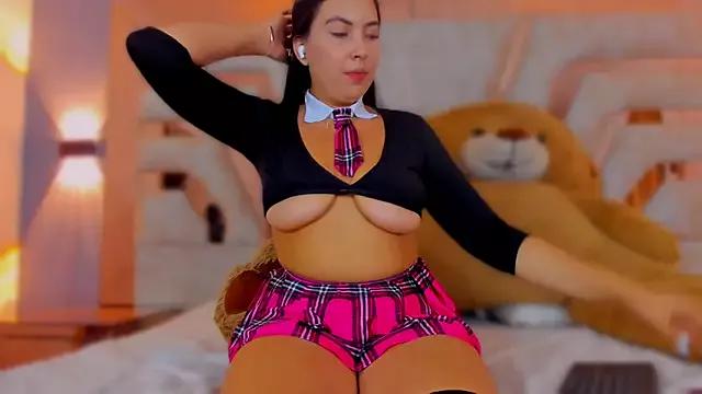 Discover our girls online shows and discover the company of countless livestreamers, with stunning shapes, sex toys and more.