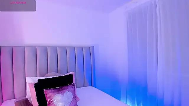 Discover our girls online shows and discover the company of countless livestreamers, with stunning shapes, sex toys and more.