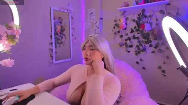 Discover our girls online shows and discover the company of countless livestreamers, with stunning shapes, sex toys and more.