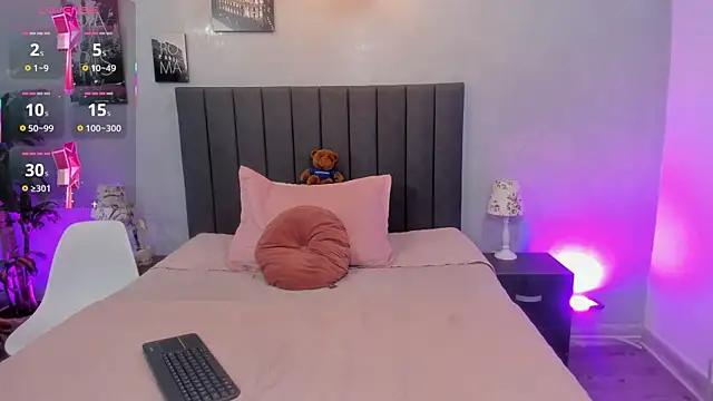 Discover our girls online shows and discover the company of countless livestreamers, with stunning shapes, sex toys and more.