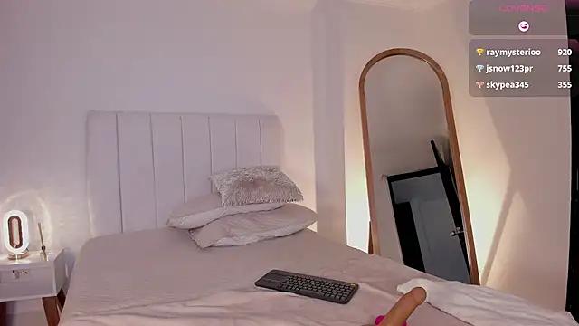 Discover our girls online shows and discover the company of countless livestreamers, with stunning shapes, sex toys and more.