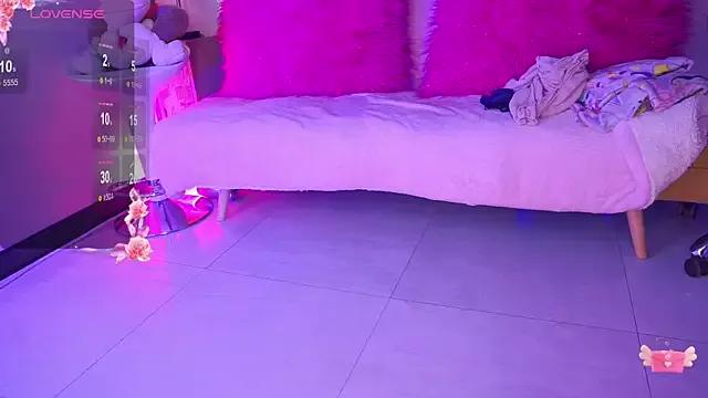 Discover our girls online shows and discover the company of countless livestreamers, with stunning shapes, sex toys and more.