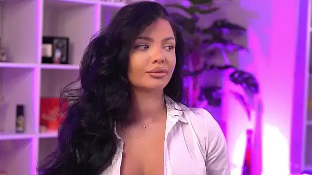 Discover our girls online shows and discover the company of countless livestreamers, with stunning shapes, sex toys and more.