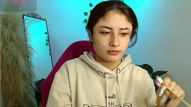 Discover our girls online shows and discover the company of countless livestreamers, with stunning shapes, sex toys and more.