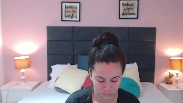 Discover our girls online shows and discover the company of countless livestreamers, with stunning shapes, sex toys and more.