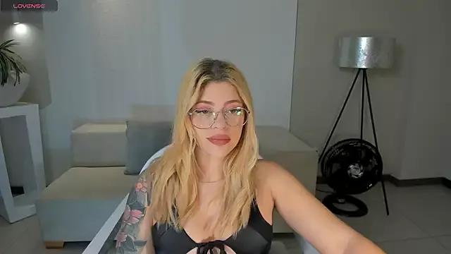 MadisonKane from StripChat is Freechat