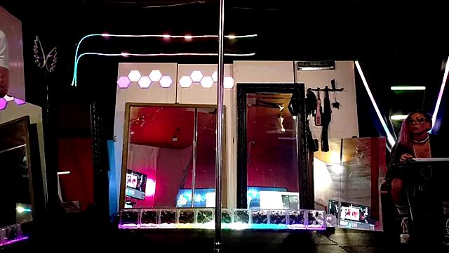 Discover our girls online shows and discover the company of countless livestreamers, with stunning shapes, sex toys and more.