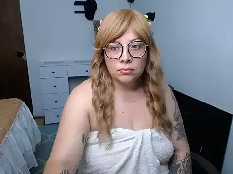 Discover our girls online shows and discover the company of countless livestreamers, with stunning shapes, sex toys and more.