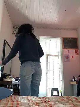 Discover our girls online shows and discover the company of countless livestreamers, with stunning shapes, sex toys and more.