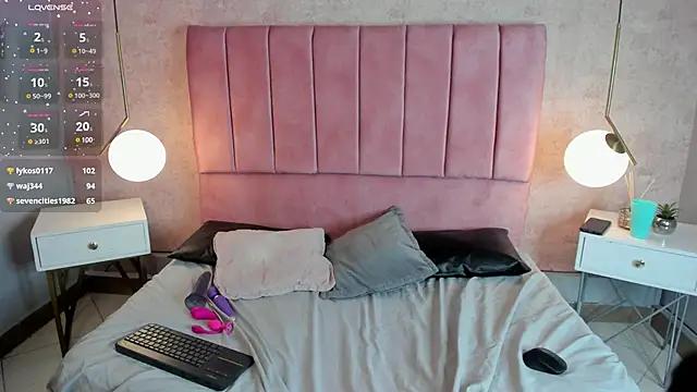 Discover our girls online shows and discover the company of countless livestreamers, with stunning shapes, sex toys and more.