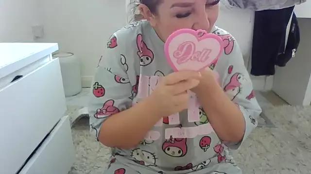 Discover our girls online shows and discover the company of countless livestreamers, with stunning shapes, sex toys and more.