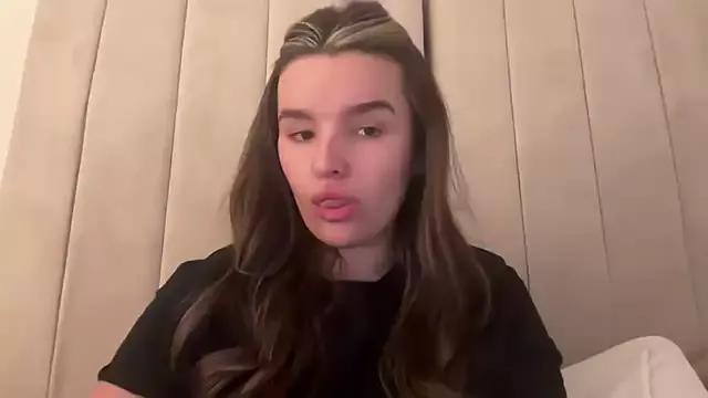 Discover our girls online shows and discover the company of countless livestreamers, with stunning shapes, sex toys and more.