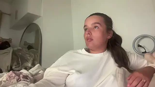 maisiesmithx from StripChat is Freechat