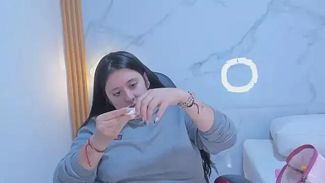 Discover our girls online shows and discover the company of countless livestreamers, with stunning shapes, sex toys and more.