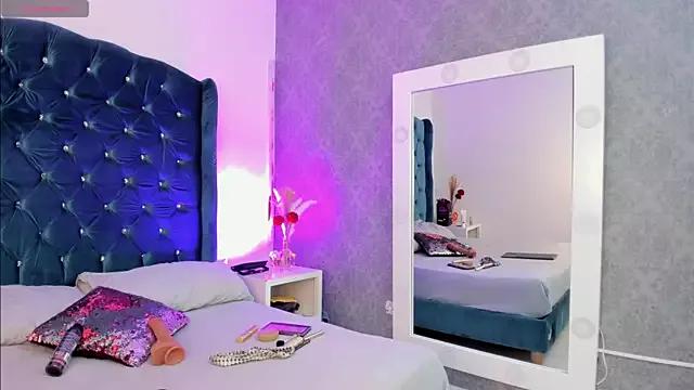 Discover our girls online shows and discover the company of countless livestreamers, with stunning shapes, sex toys and more.