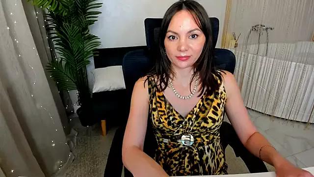 Discover our girls online shows and discover the company of countless livestreamers, with stunning shapes, sex toys and more.