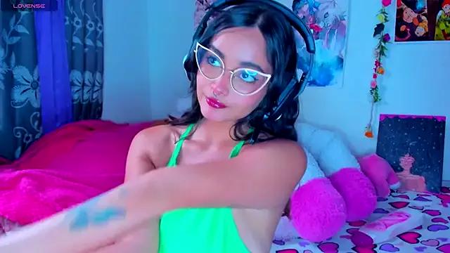 Discover our girls online shows and discover the company of countless livestreamers, with stunning shapes, sex toys and more.