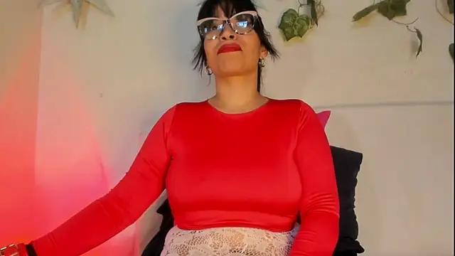 Discover our girls online shows and discover the company of countless livestreamers, with stunning shapes, sex toys and more.