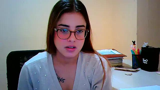 Discover our girls online shows and discover the company of countless livestreamers, with stunning shapes, sex toys and more.
