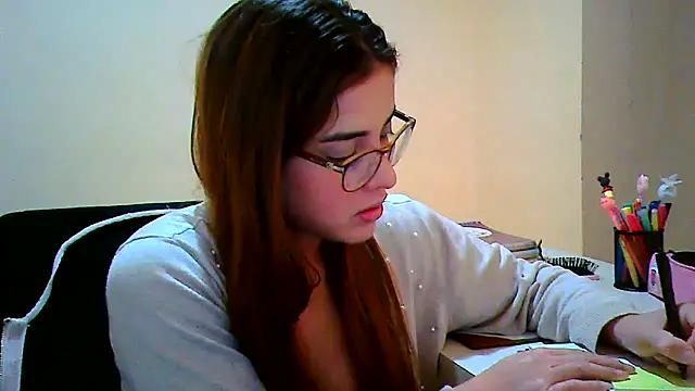 Discover our girls online shows and discover the company of countless livestreamers, with stunning shapes, sex toys and more.