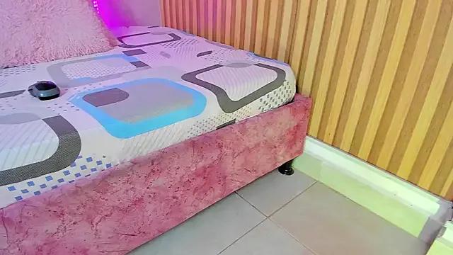 Discover our girls online shows and discover the company of countless livestreamers, with stunning shapes, sex toys and more.