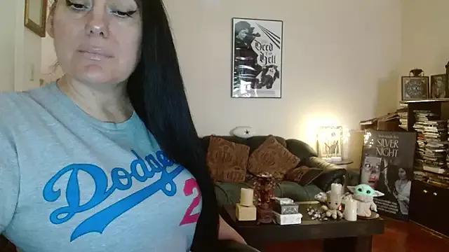 Discover our girls online shows and discover the company of countless livestreamers, with stunning shapes, sex toys and more.