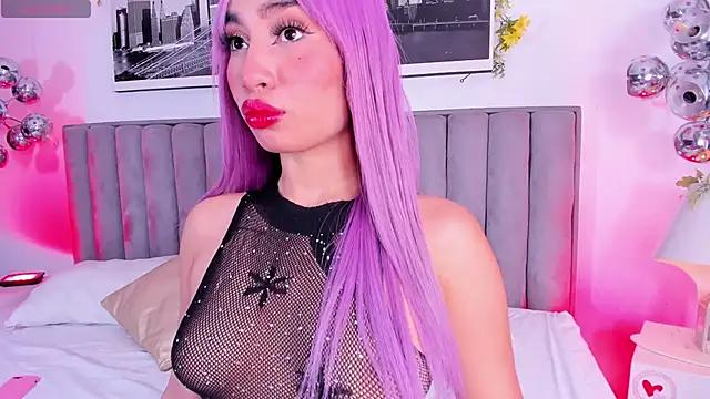 Discover our girls online shows and discover the company of countless livestreamers, with stunning shapes, sex toys and more.