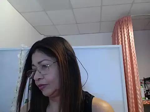 Discover our girls online shows and discover the company of countless livestreamers, with stunning shapes, sex toys and more.