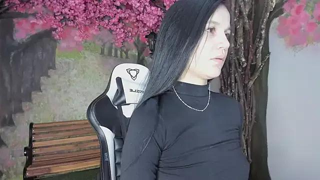 Discover our girls online shows and discover the company of countless livestreamers, with stunning shapes, sex toys and more.
