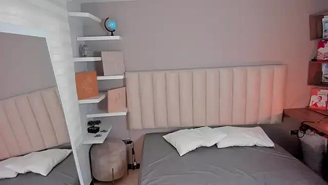 Discover our girls online shows and discover the company of countless livestreamers, with stunning shapes, sex toys and more.