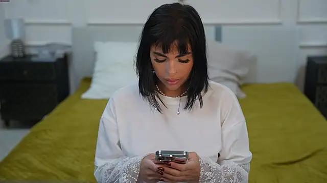 Discover our girls online shows and discover the company of countless livestreamers, with stunning shapes, sex toys and more.