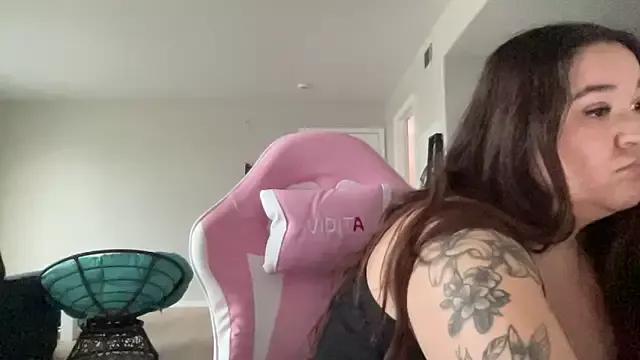 Discover our girls online shows and discover the company of countless livestreamers, with stunning shapes, sex toys and more.