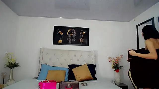 Discover our girls online shows and discover the company of countless livestreamers, with stunning shapes, sex toys and more.